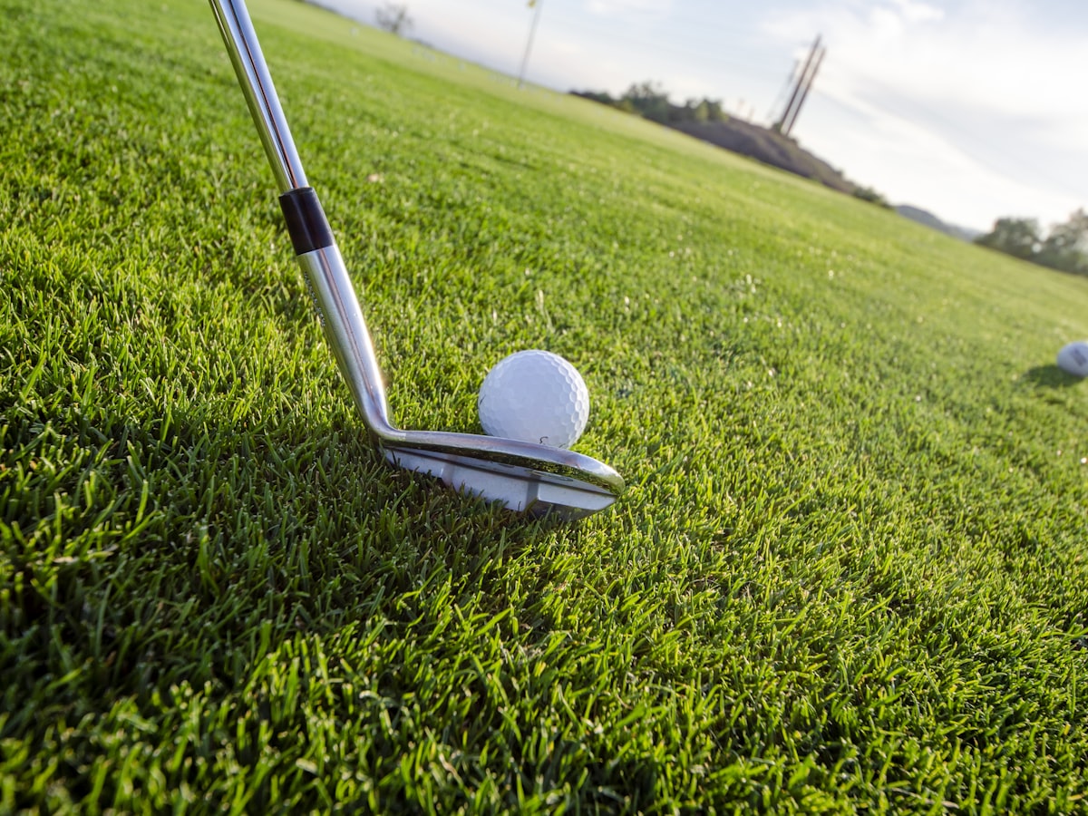 Golf putting practice indoors